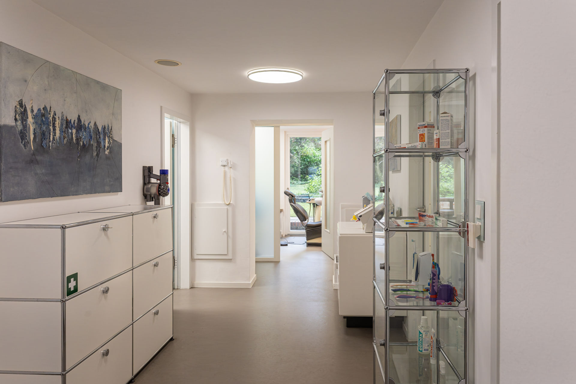 Modernes Behandlungszimmer für allgemeine Zahnheilkunde in der Zahnarztpraxis Pein in Bremen-Schwachhausen
